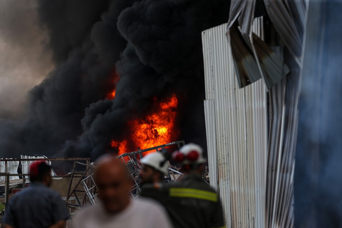 Bursa'nın Yıldırım ilçesinde, kağıt fabrikası ve geri dönüşüm tesisinde çıkarak çevredeki...