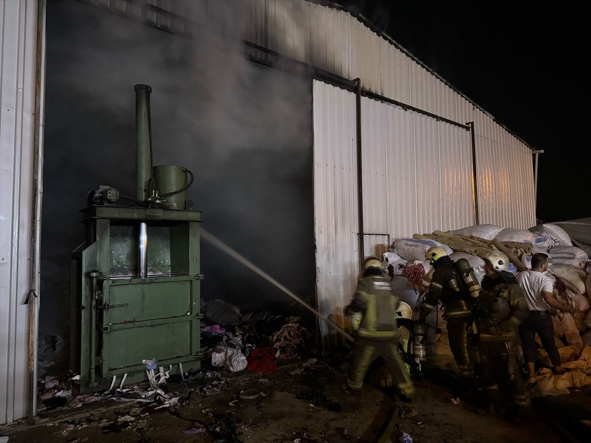 Bursa'nın Yıldırım ilçesinde, kumaş geri dönüşümü yapan tesiste çıkan yangına müdahale...