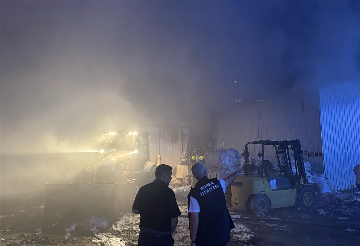 Bursa'nın Yıldırım ilçesinde, kumaş geri dönüşümü yapan tesiste çıkan yangına müdahale...