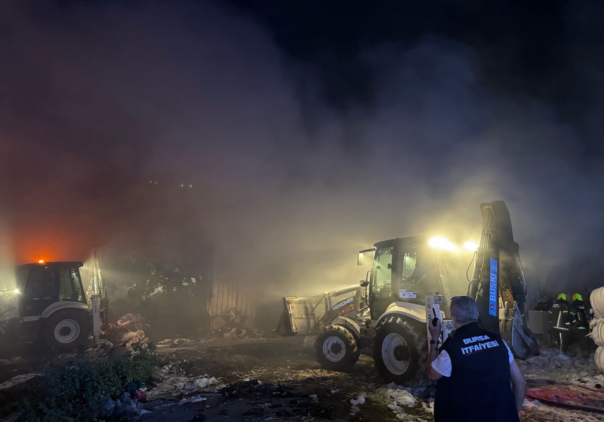 Bursa'nın Yıldırım ilçesinde, kumaş geri dönüşümü yapan tesiste çıkan yangına müdahale...