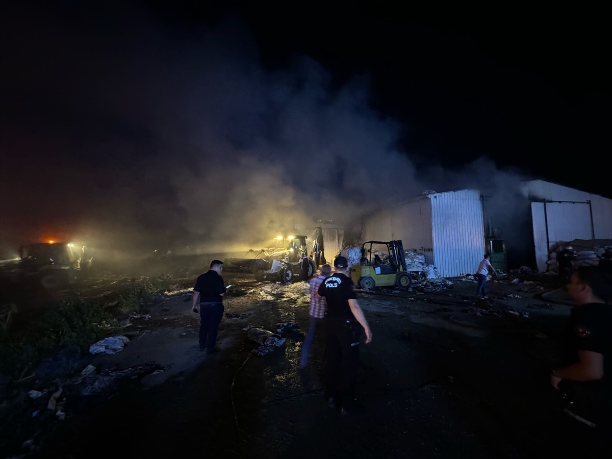 Bursa'nın Yıldırım ilçesinde, kumaş geri dönüşümü yapan tesiste çıkan yangına müdahale...