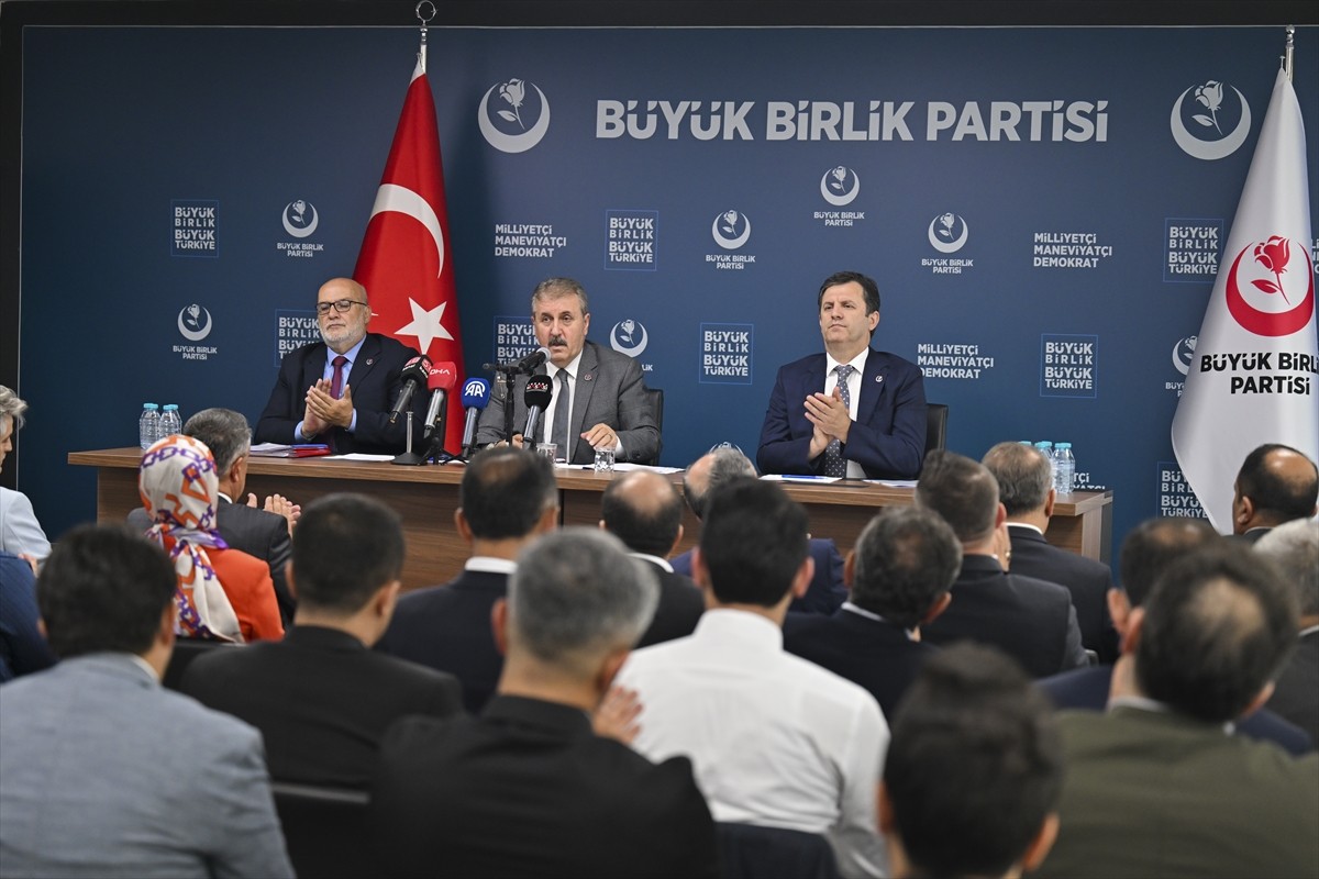 Büyük Birlik Partisi (BBP) Genel Başkanı Mustafa Destici, partisinin Merkez Karar ve Yönetim...