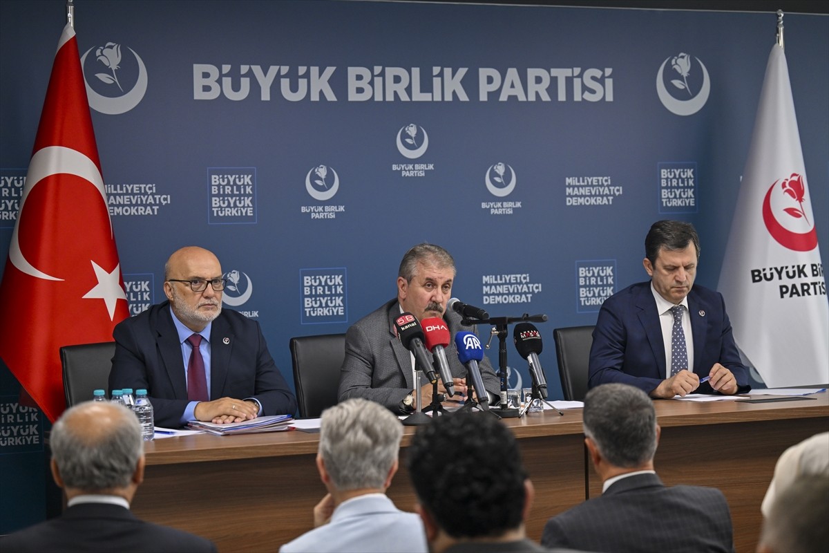 Büyük Birlik Partisi (BBP) Genel Başkanı Mustafa Destici, partisinin Merkez Karar ve Yönetim...