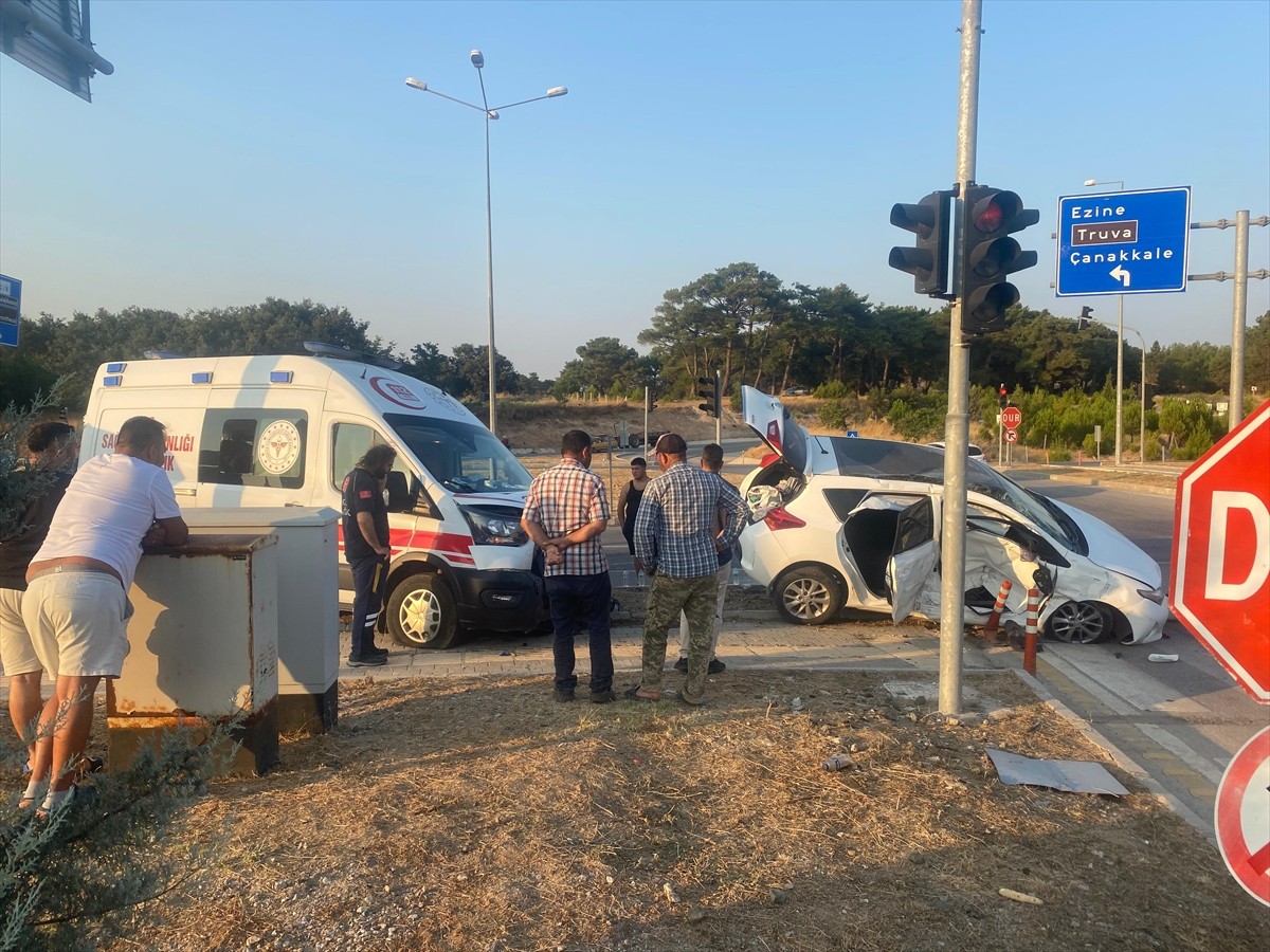 Çanakkale'nin Ayvacık ilçesinde, hasta taşıyan ambulansla otomobilin çarpışması sonucu 3 kişi...
