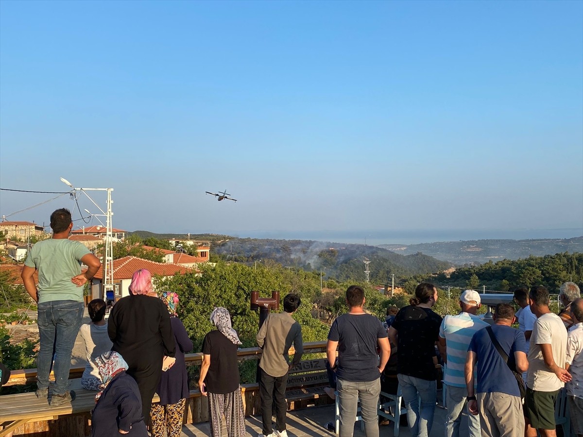 Çanakkale'nin Ayvacık ilçesinde ormanlık alanda başlayan yangına havadan ve karadan müdahale...