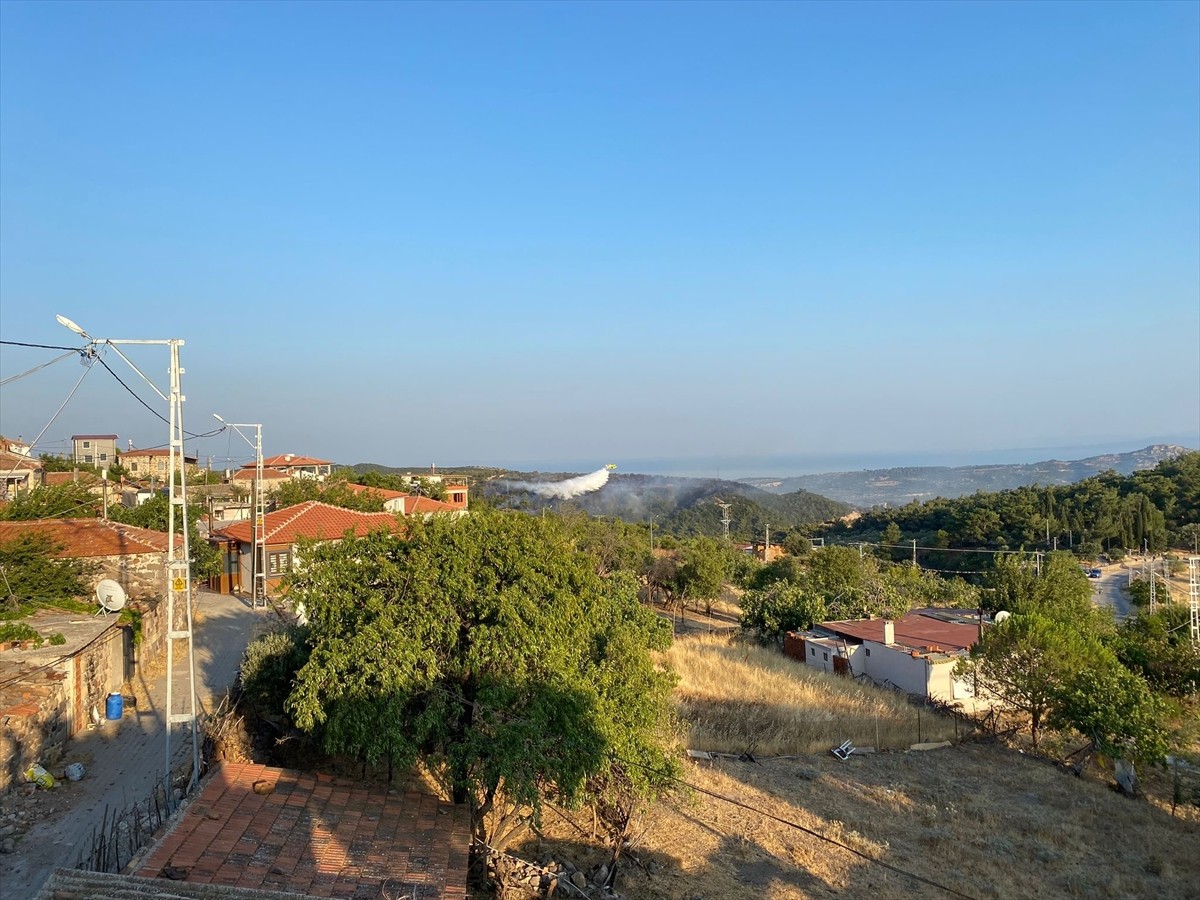 Çanakkale'nin Ayvacık ilçesinde ormanlık alanda başlayan yangına havadan ve karadan müdahale...