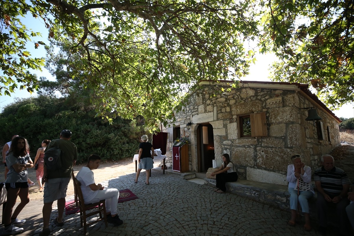 Çanakkale'nin Bozcaada ilçesinde Rumlar, Aya Paraskevi Günü dolayısıyla Ayazma Manastırı'nda...