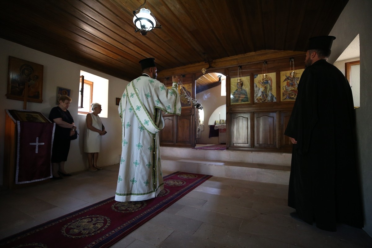 Çanakkale'nin Bozcaada ilçesinde Rumlar, Aya Paraskevi Günü dolayısıyla Ayazma Manastırı'nda...