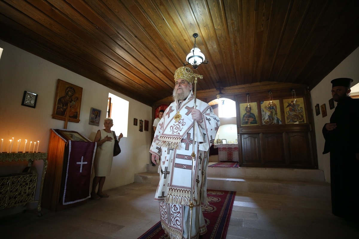 Çanakkale'nin Bozcaada ilçesinde Rumlar, Aya Paraskevi Günü dolayısıyla Ayazma Manastırı'nda...
