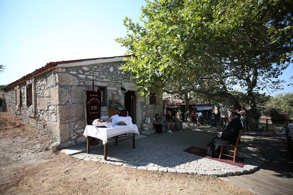 Çanakkale'nin Bozcaada ilçesinde Rumlar, Aya Paraskevi Günü dolayısıyla Ayazma Manastırı'nda...