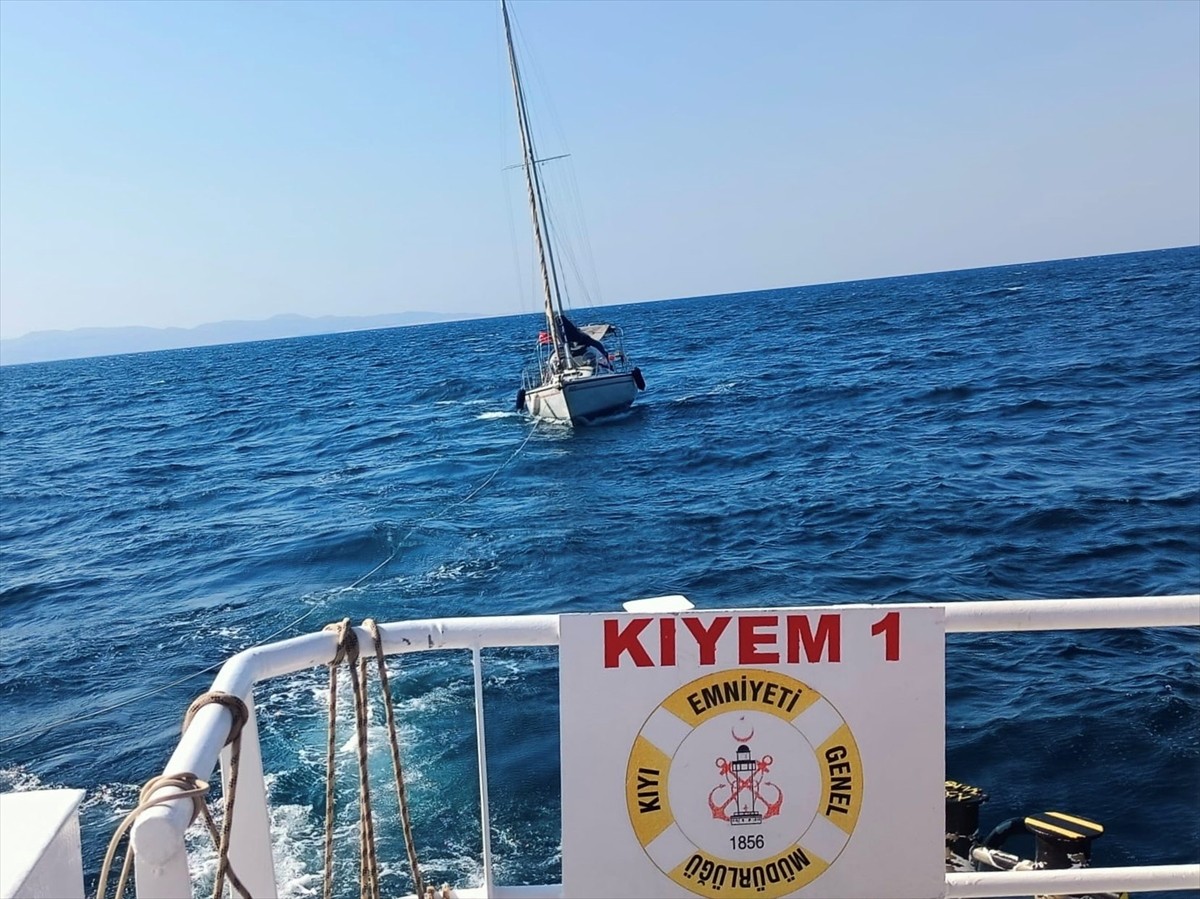 Çanakkale Boğazı'nda makineleri arızalanıp sürüklenen tekne, Kıyı Emniyeti Genel Müdürlüğü (KEGM)...