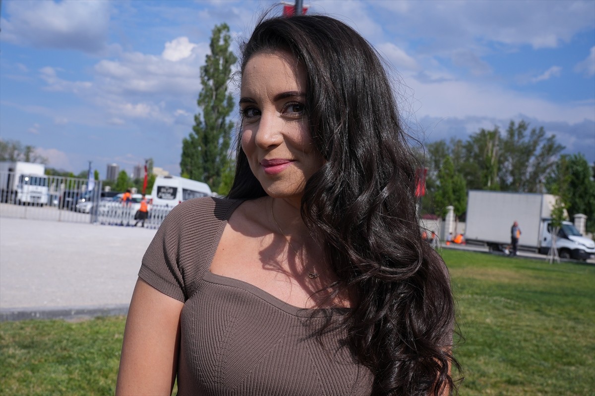 Caz, blues, pop, funk ve elektronik müziği modern tınılarla buluşturan piyanist, besteci, söz...