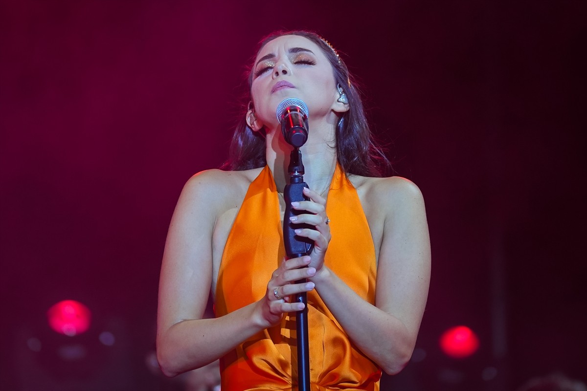 Caz, blues, pop, funk ve elektronik müziği modern tınılarla buluşturan piyanist, besteci, söz...