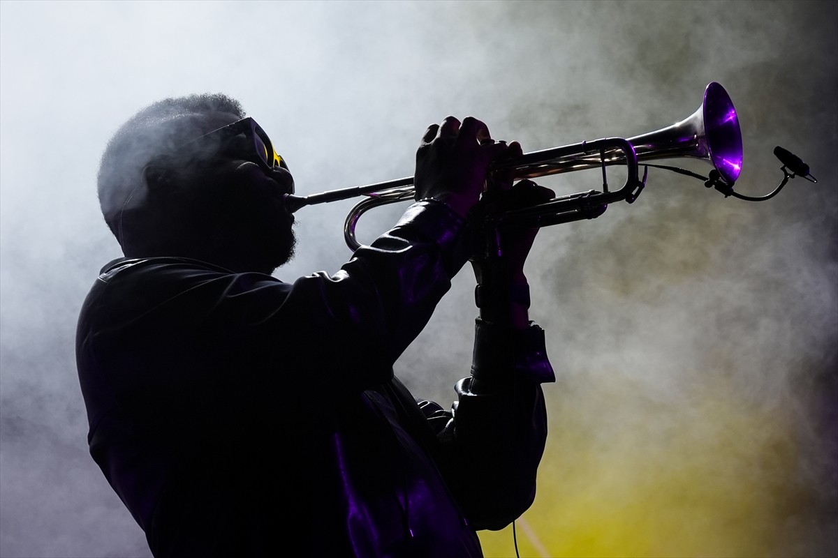 Caz, blues, pop, funk ve elektronik müziği modern tınılarla buluşturan piyanist, besteci, söz...