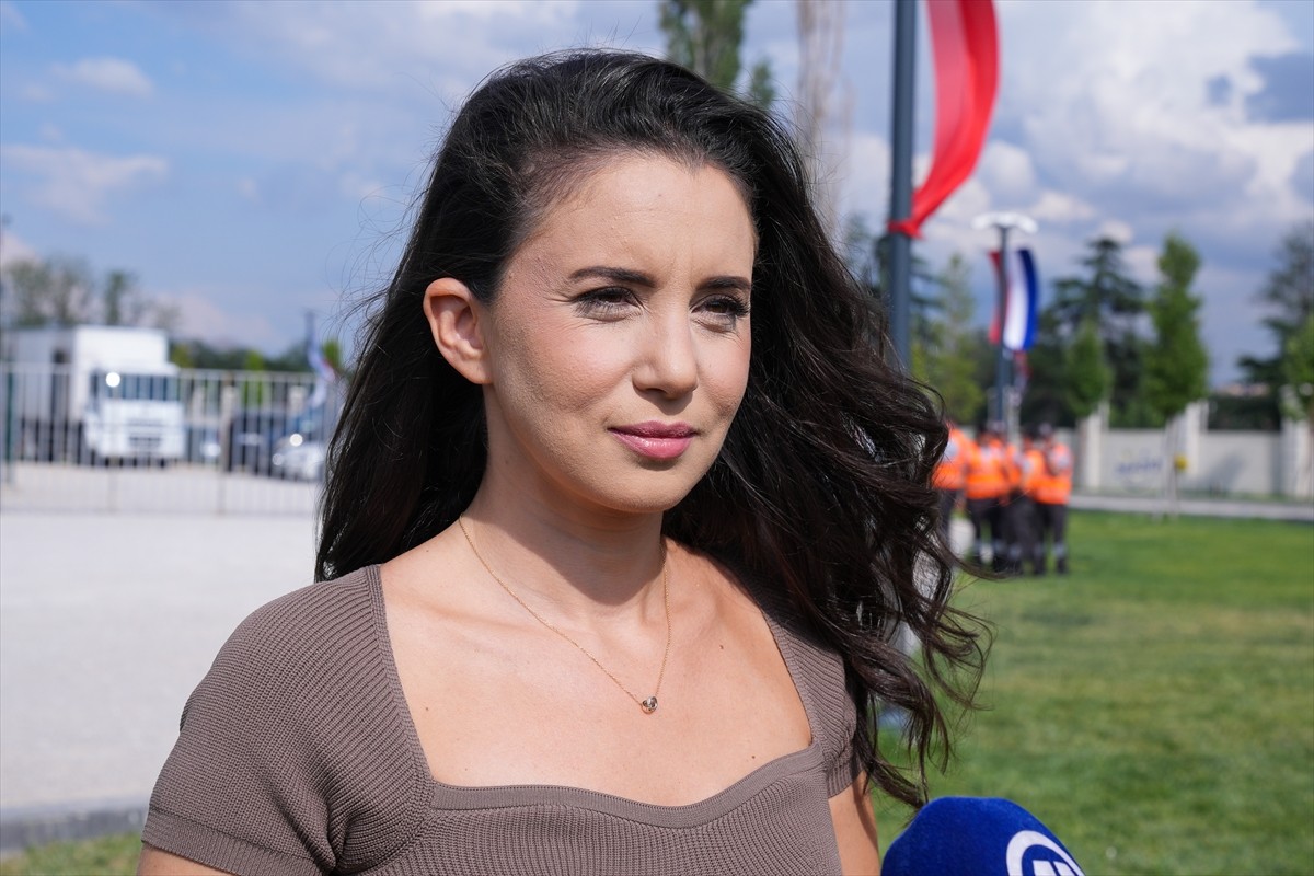 Caz, blues, pop, funk ve elektronik müziği modern tınılarla buluşturan piyanist, besteci, söz...