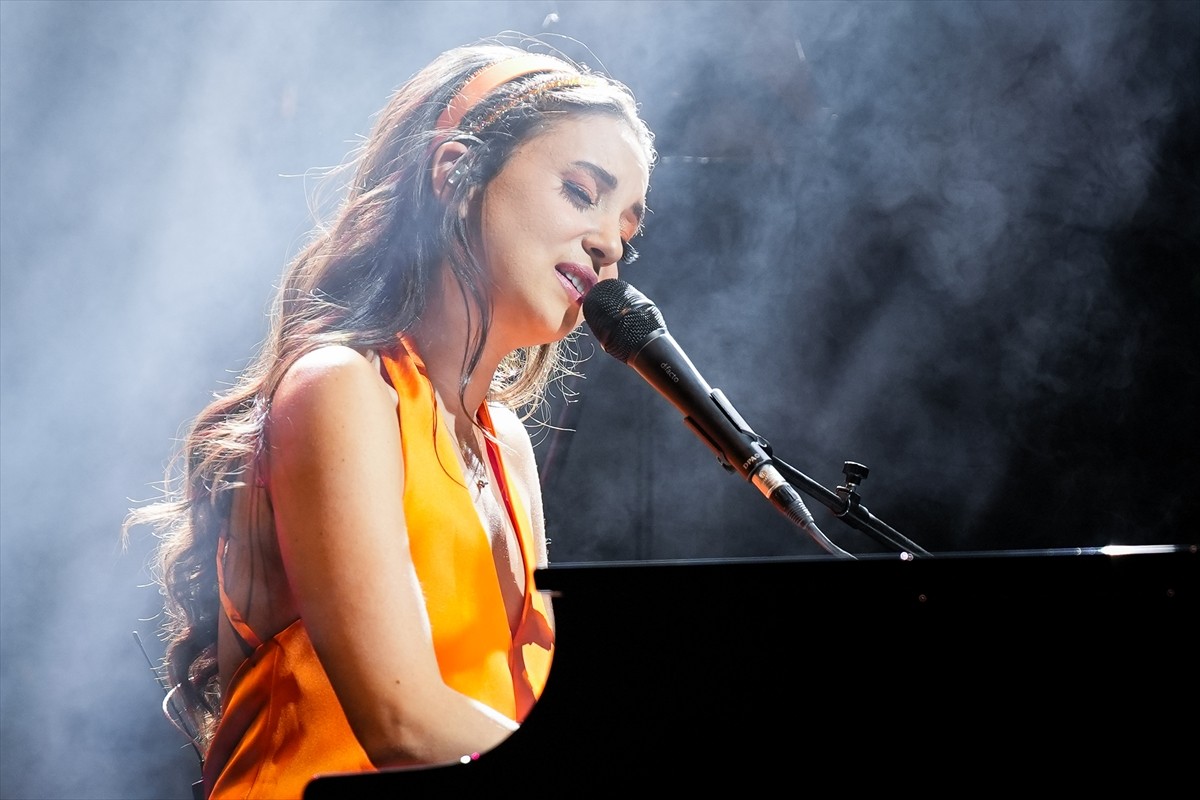 Caz, blues, pop, funk ve elektronik müziği modern tınılarla buluşturan piyanist, besteci, söz...