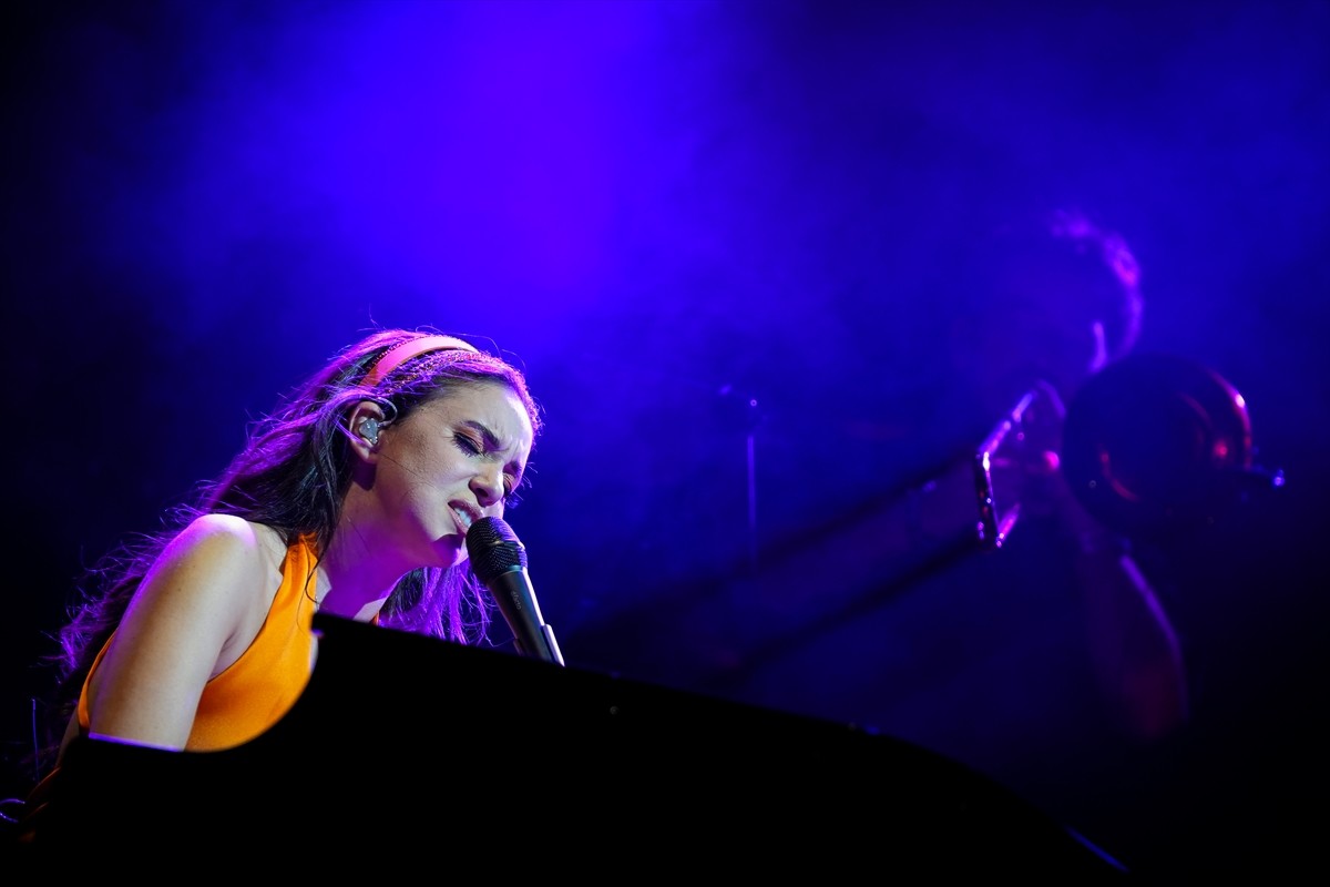 Caz, blues, pop, funk ve elektronik müziği modern tınılarla buluşturan piyanist, besteci, söz...