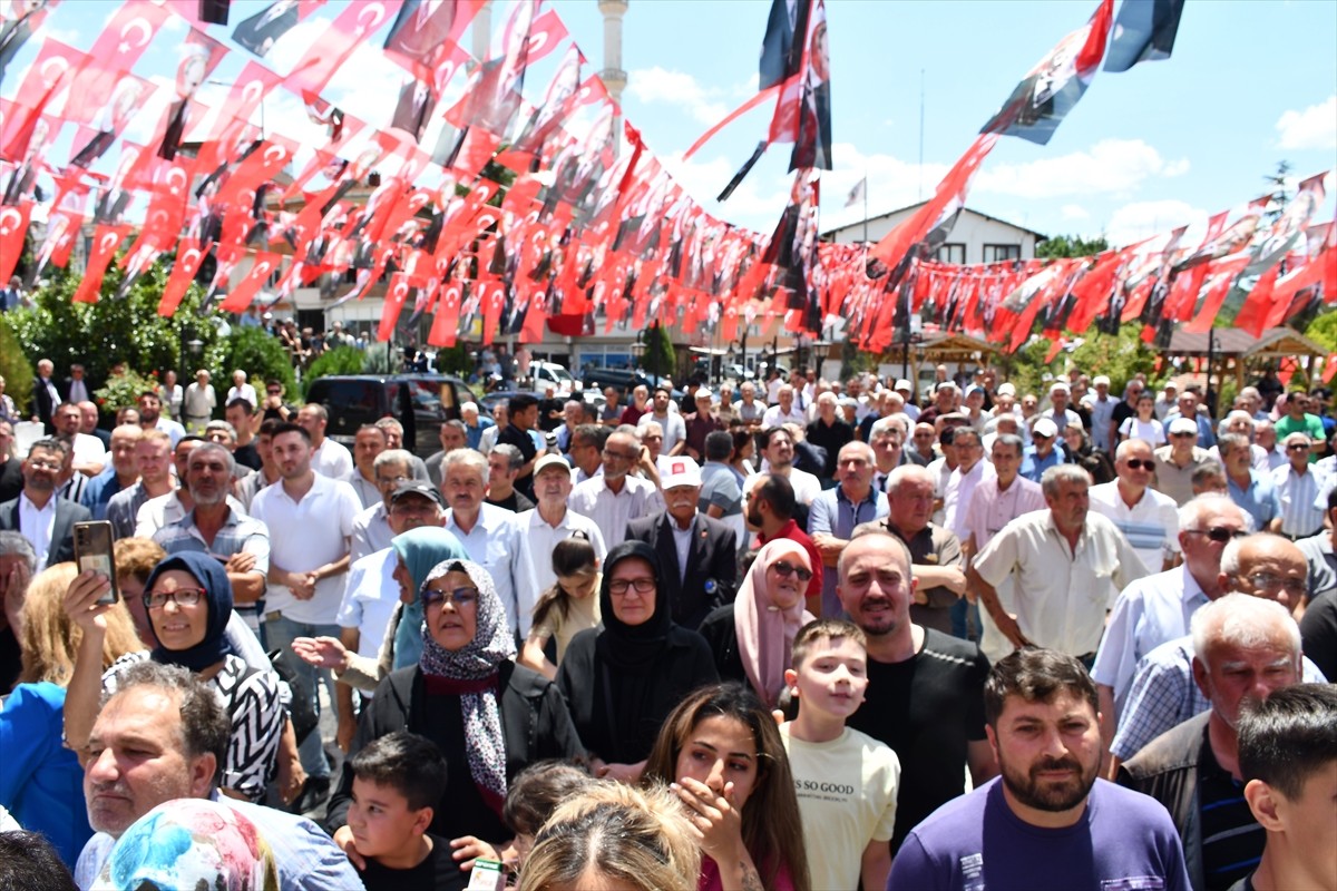 CHP Genel Başkanı Özgür Özel, Bursa'nın Harmancık ilçesinde belediye binası önünde kendisini...