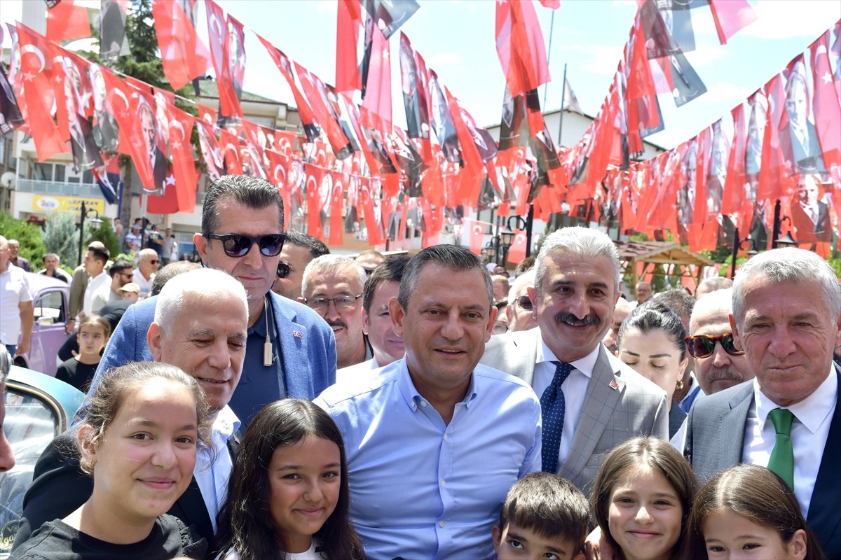 CHP Genel Başkanı Özgür Özel, Bursa'nın Harmancık ilçesinde belediye binası önünde kendisini...