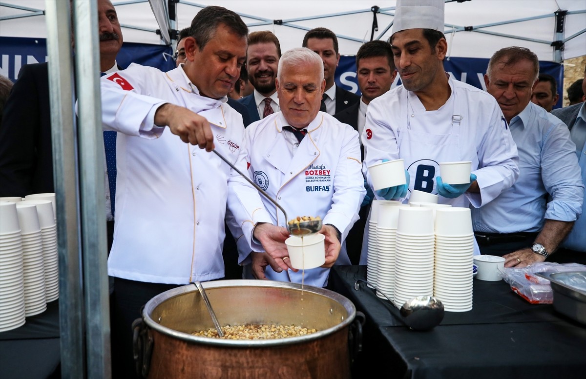 CHP Genel Başkanı Özgür Özel, Bursa Ulu Cami'de kıldığı cuma namazının ardından cami önünde...