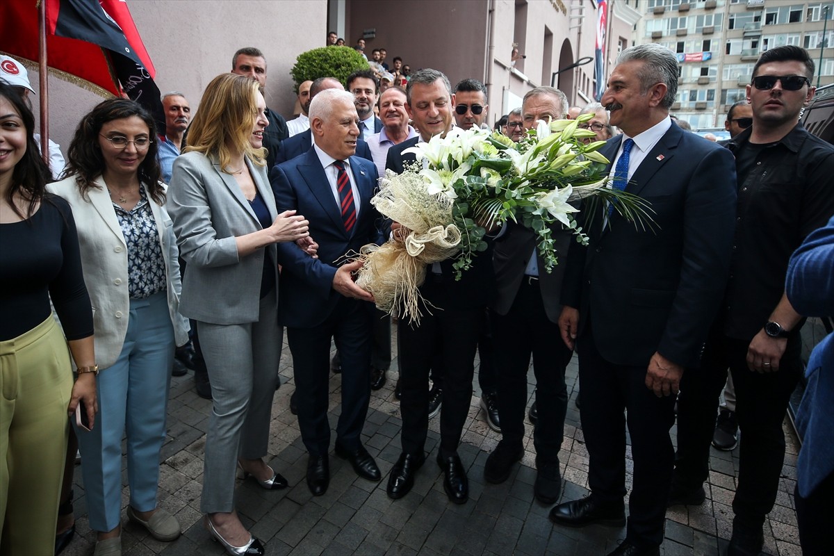 CHP Genel Başkanı Özgür Özel (ortada), CHP Bursa İl Başkanlığını ziyaretinde konuşma yaptı....