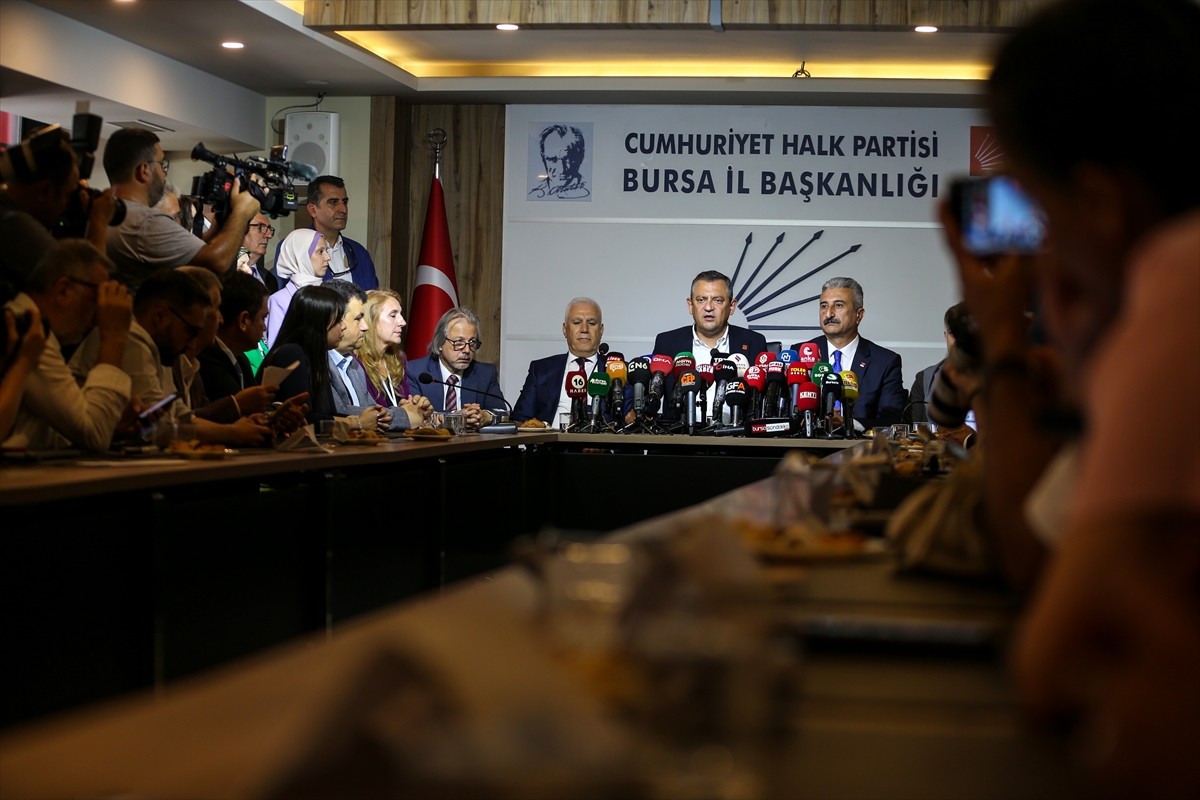 CHP Genel Başkanı Özgür Özel (ortada), CHP Bursa İl Başkanlığını ziyaretinde konuşma yaptı....