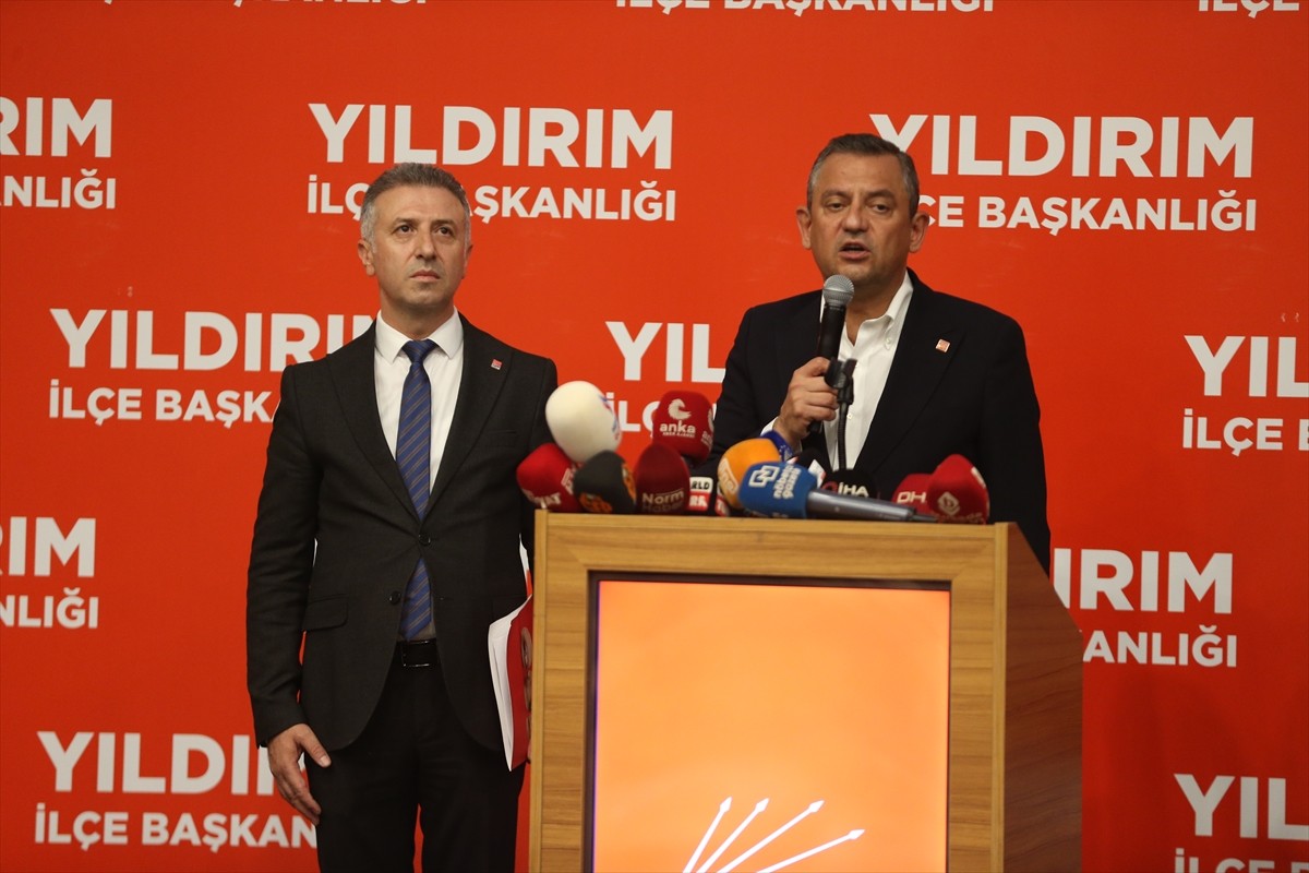 CHP Genel Başkanı Özgür Özel, partisinin Yıldırım İlçe Başkanlığının ev sahipliğinde Barış Manço...