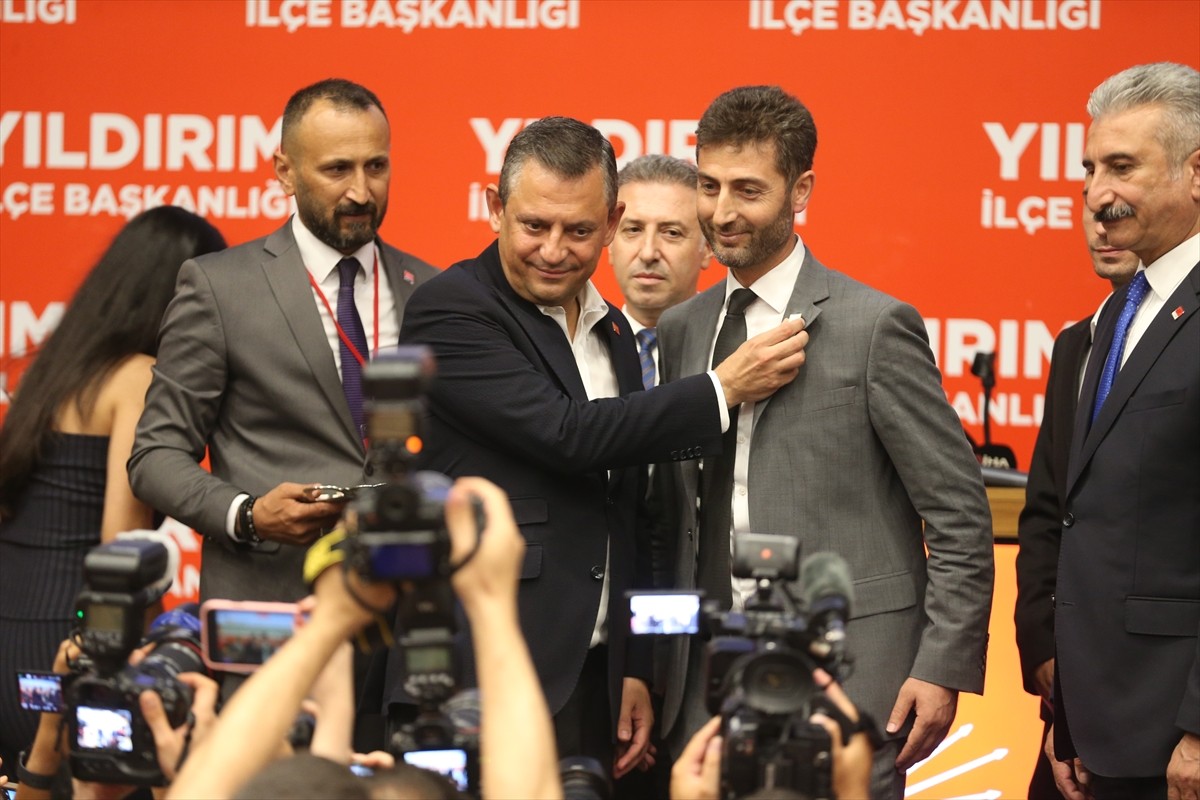 CHP Genel Başkanı Özgür Özel, partisinin Yıldırım İlçe Başkanlığının ev sahipliğinde Barış Manço...