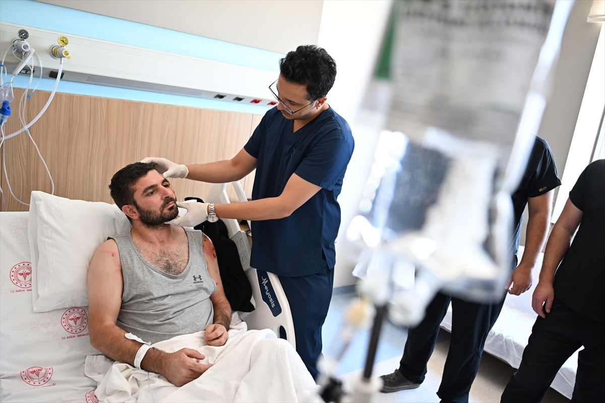 Çocuklarını kurtarmak isterken aracın altında kalarak yaralanan İsmail Serçe'nin yüzüne...