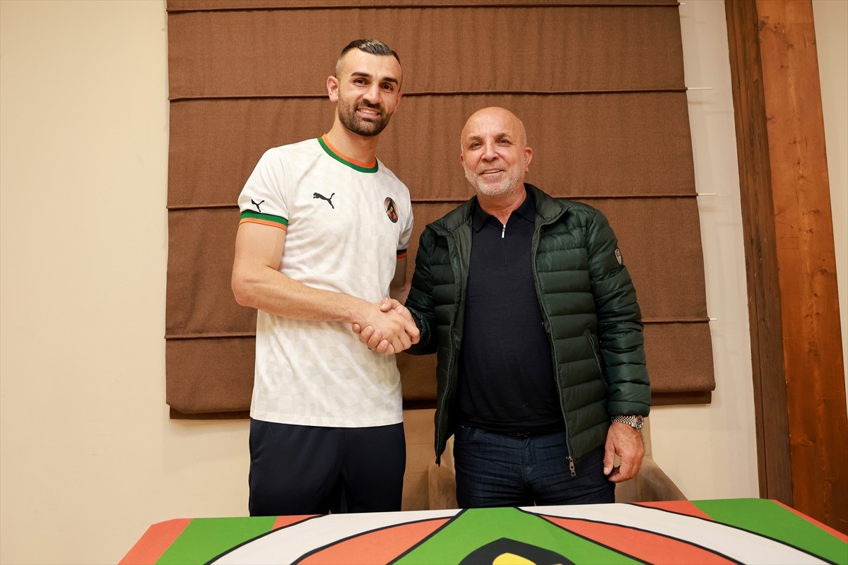 Corendon Alanyaspor, Fatih Karagümrük ile sözleşmesi sona eren Serdar Dursun'u kadrosuna kattığını...