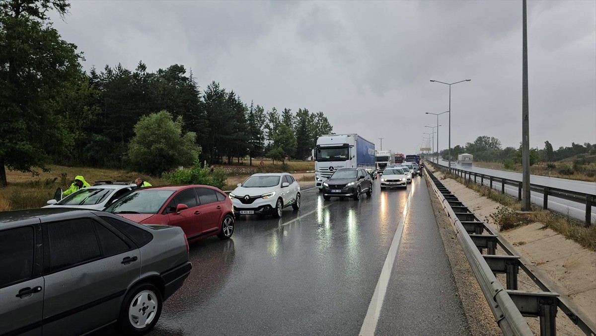 Çorum-Samsun kara yolunda peş peşe meydana gelen iki trafik kazasında 4 kişi yaralandı.