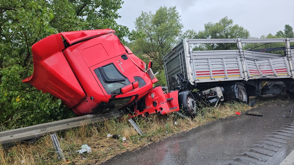 Çorum-Samsun kara yolunda peş peşe meydana gelen iki trafik kazasında 4 kişi yaralandı.