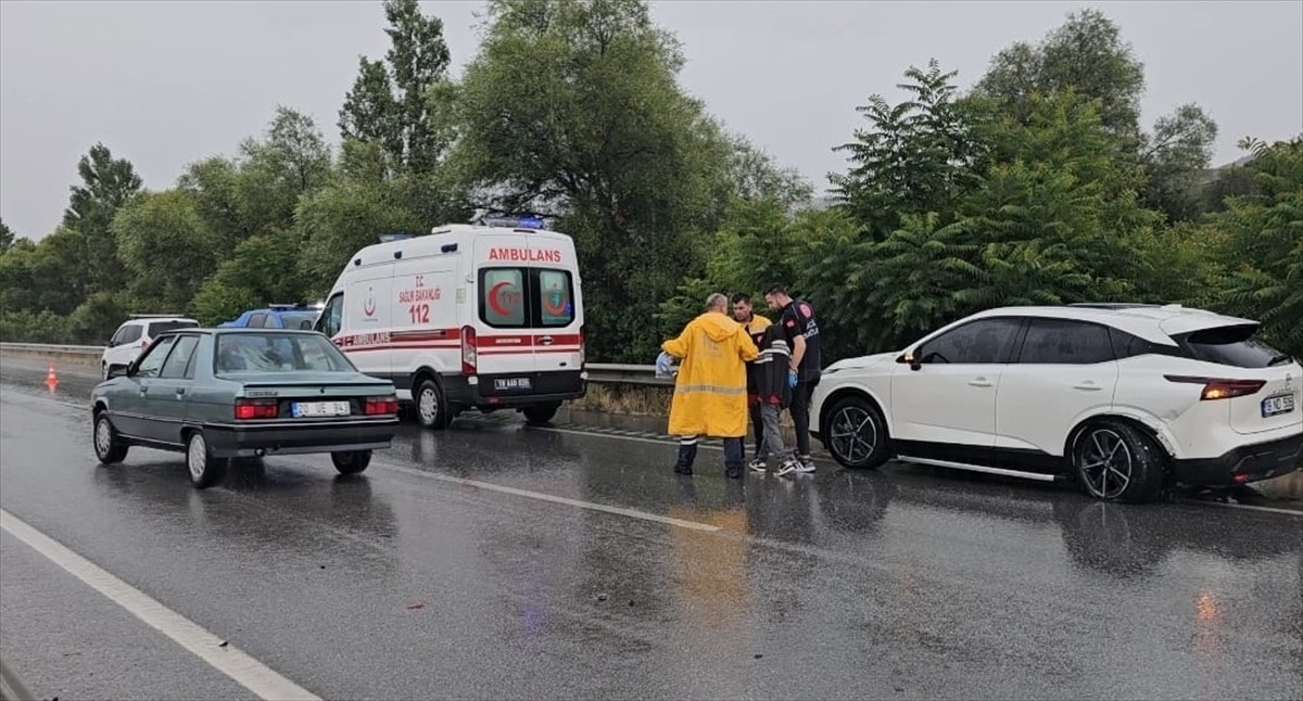 Çorum-Samsun kara yolunda peş peşe meydana gelen iki trafik kazasında 4 kişi yaralandı.