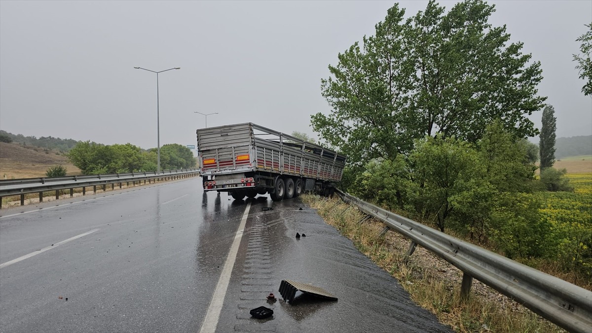 Çorum-Samsun kara yolunda peş peşe meydana gelen iki trafik kazasında 4 kişi yaralandı.