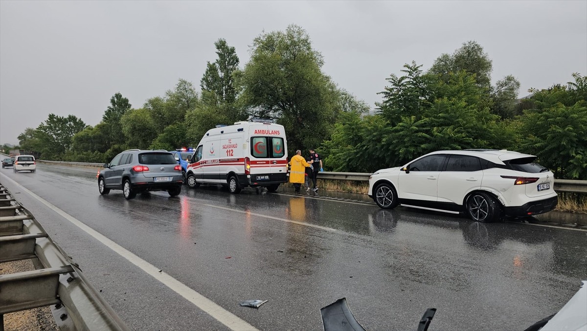 Çorum-Samsun kara yolunda peş peşe meydana gelen iki trafik kazasında 4 kişi yaralandı.