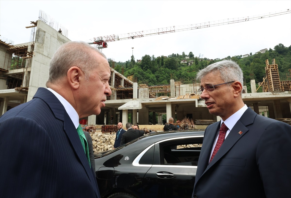 Cumhurbaşkanı Recep Tayyip Erdoğan, Rize Güneysu Devlet Hastanesi inşaatında incelemelerde bulundu...