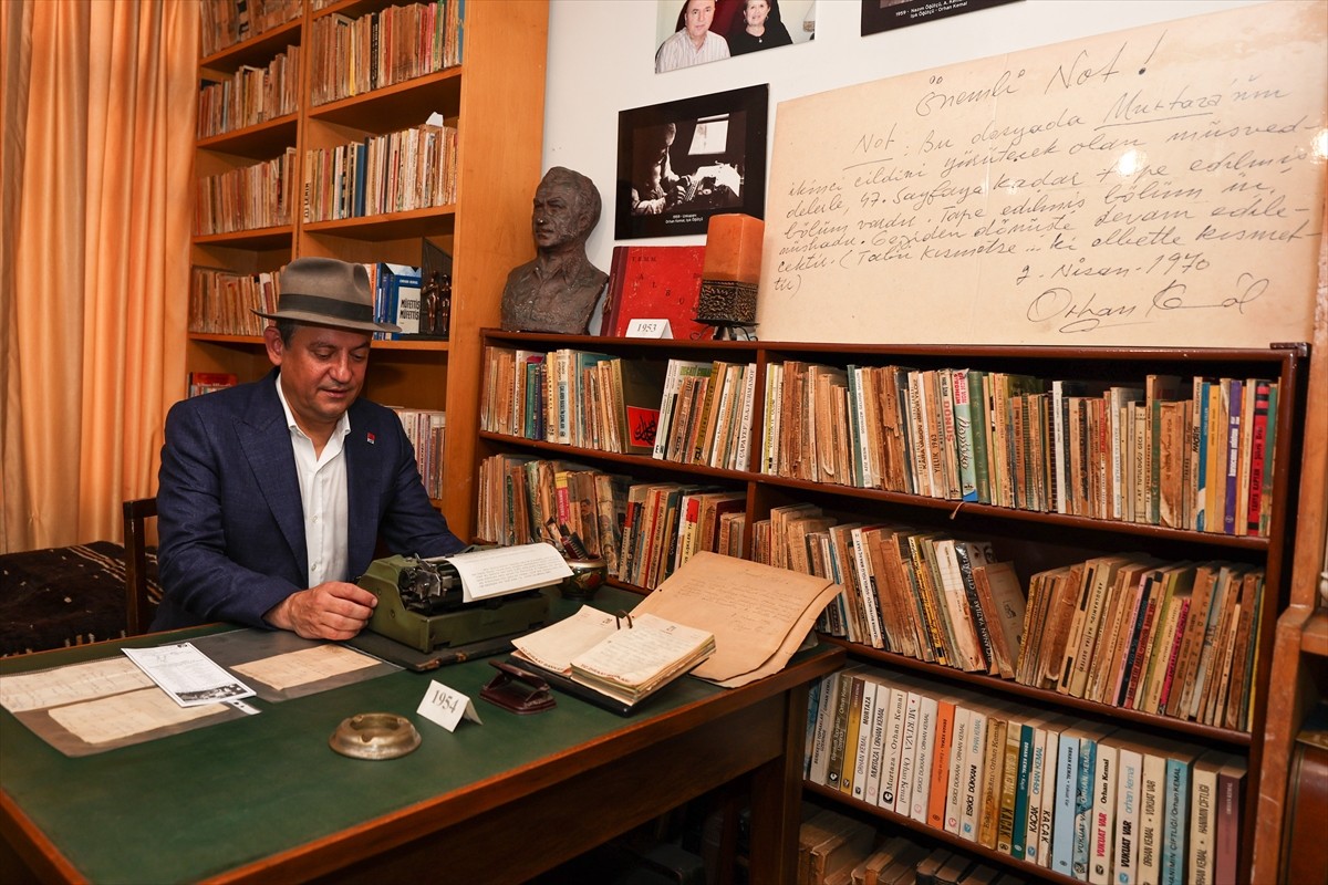 Cumhuriyet Halk Partisi (CHP) Genel Başkanı Özgür Özel, Beyoğlu'nda Orhan Kemal Müzesi'ni gezip...