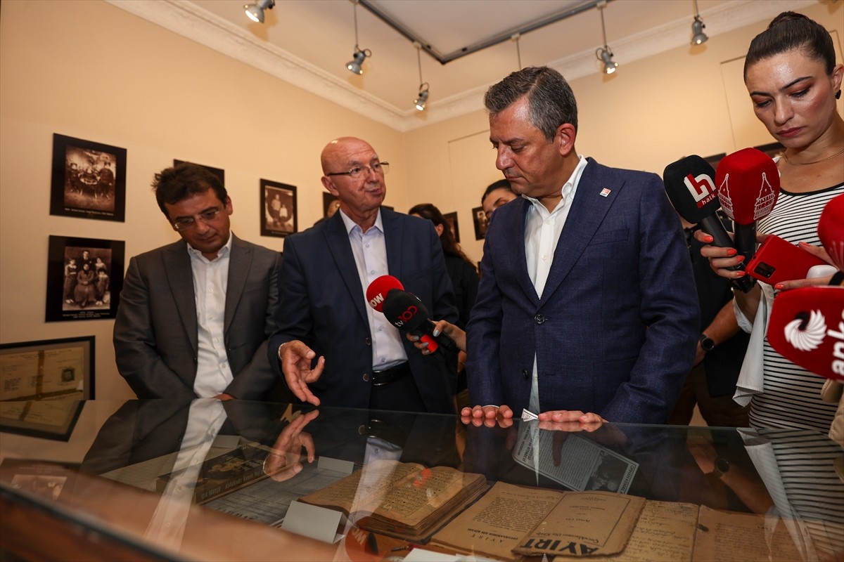 Cumhuriyet Halk Partisi (CHP) Genel Başkanı Özgür Özel, Beyoğlu'nda Orhan Kemal Müzesi'ni gezip...