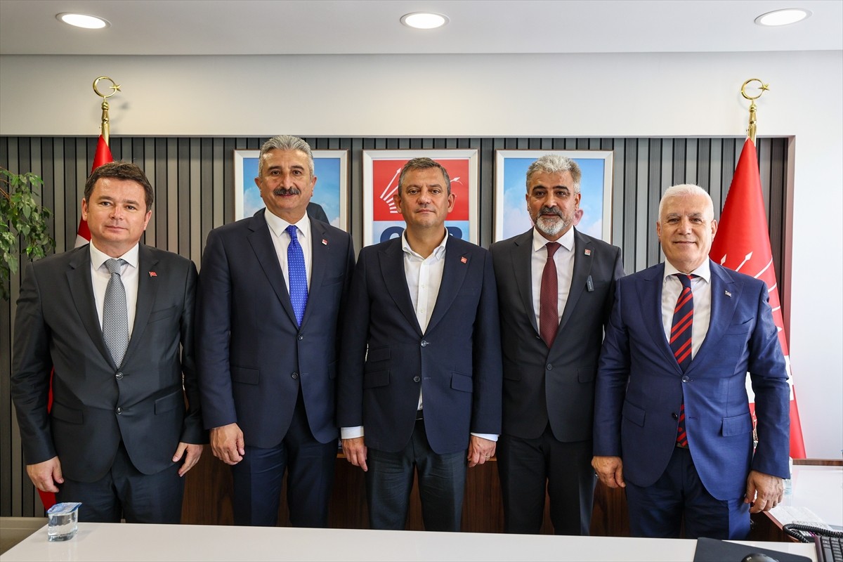 Cumhuriyet Halk Partisi (CHP) Genel Başkanı Özgür Özel, partisinin Osmangazi İlçe Başkanlığını...
