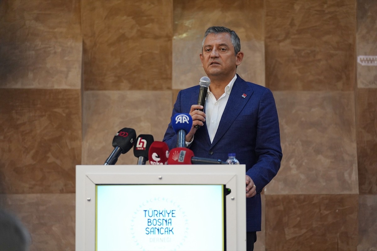 Cumhuriyet Halk Partisi Genel Başkanı Özgür Özel, Bayrampaşa'daki Türkiye Bosna Sancak Derneği'ni...