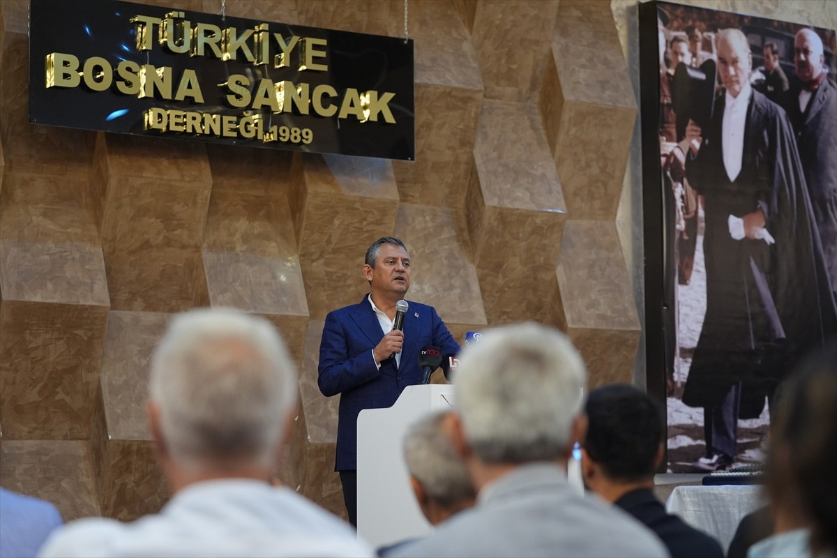 Cumhuriyet Halk Partisi Genel Başkanı Özgür Özel, Bayrampaşa'daki Türkiye Bosna Sancak Derneği'ni...