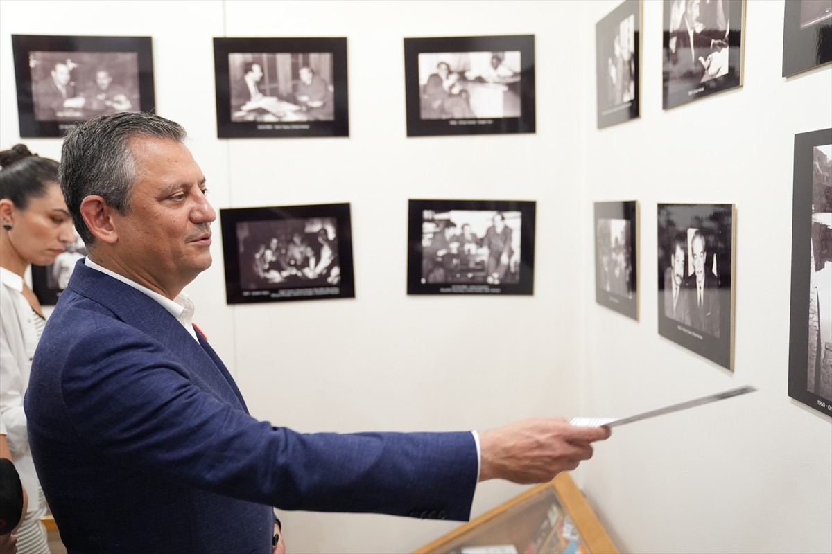 Cumhuriyet Halk Partisi Genel Başkanı Özgür Özel, Bayrampaşa'daki Türkiye Bosna Sancak Derneği'ni...