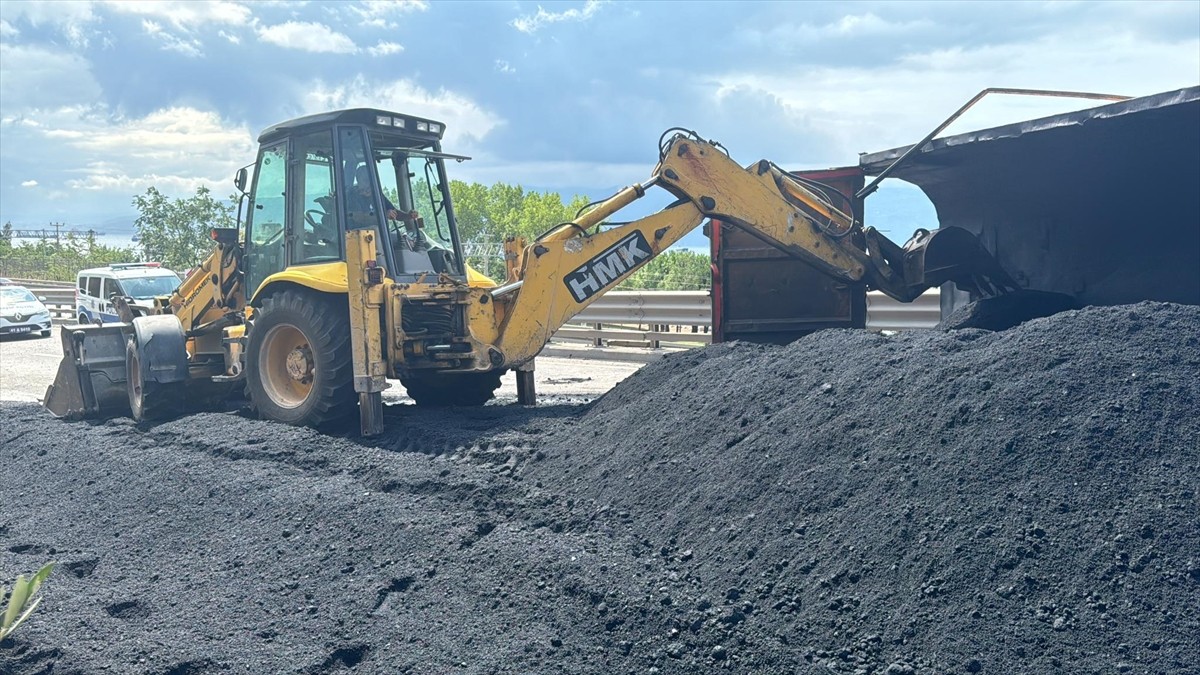 D-100 kara yolunun Kocaeli kesiminde kömür yüklü tırın devrilmesi nedeniyle İstanbul istikametinde...