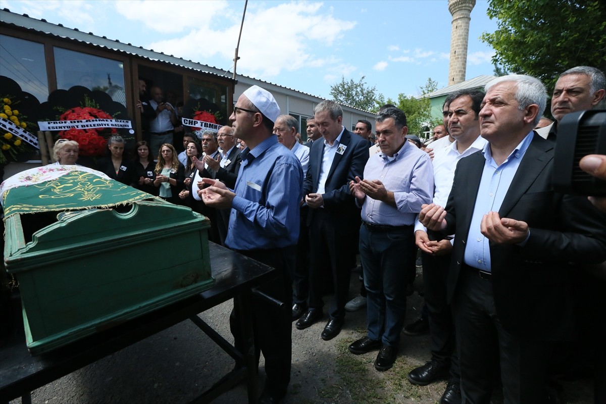 DEM Parti Eş Genel Başkanı Tuncer Bakırhan'ın (sağ 2) annesi İpek Bakırhan, son yolculuğuna...