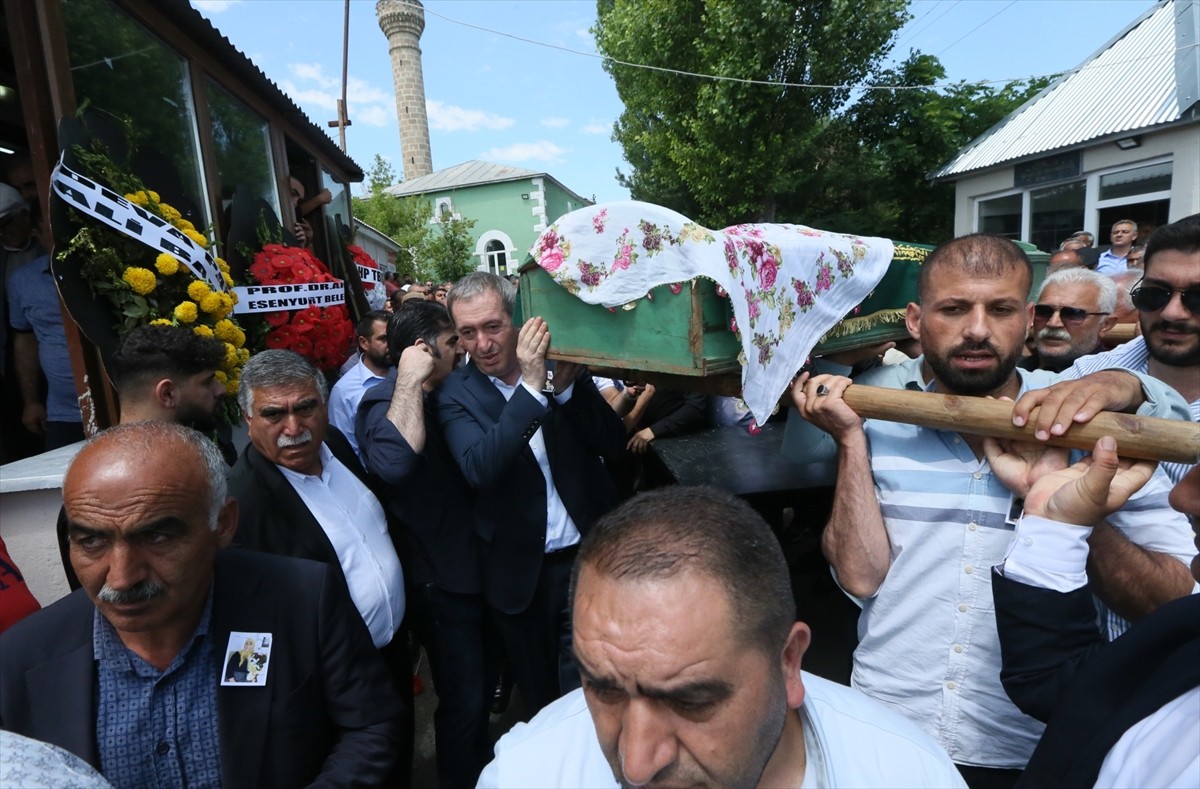 DEM Parti Eş Genel Başkanı Tuncer Bakırhan'ın (sağ 2) annesi İpek Bakırhan, son yolculuğuna...