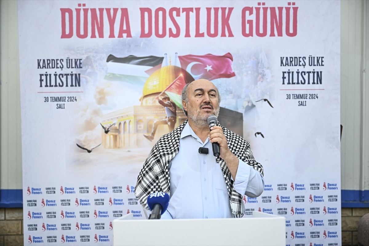 Deniz Feneri Derneği üyeleri, 30 Temmuz Dünya Dostluk Günü kapsamında, Türkiye'de eğitim gören...