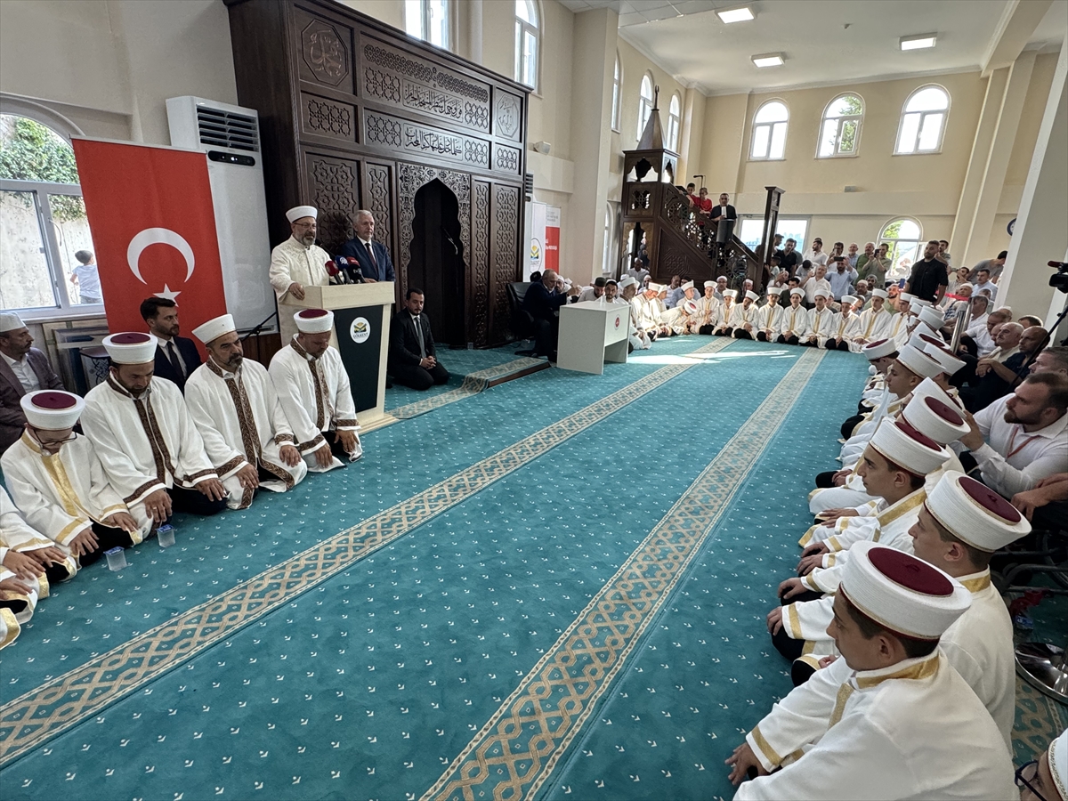 Diyanet İşleri Başkanı Ali Erbaş, Kocaeli'nin İzmit ilçesinde düzenlenen hafızlık icazet törenine...