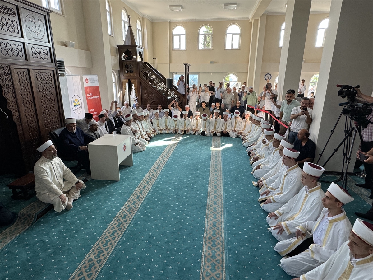 Diyanet İşleri Başkanı Ali Erbaş, Kocaeli'nin İzmit ilçesinde düzenlenen hafızlık icazet törenine...