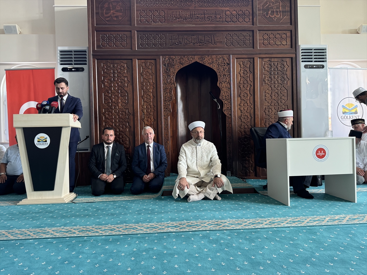 Diyanet İşleri Başkanı Ali Erbaş, Kocaeli'nin İzmit ilçesinde düzenlenen hafızlık icazet törenine...