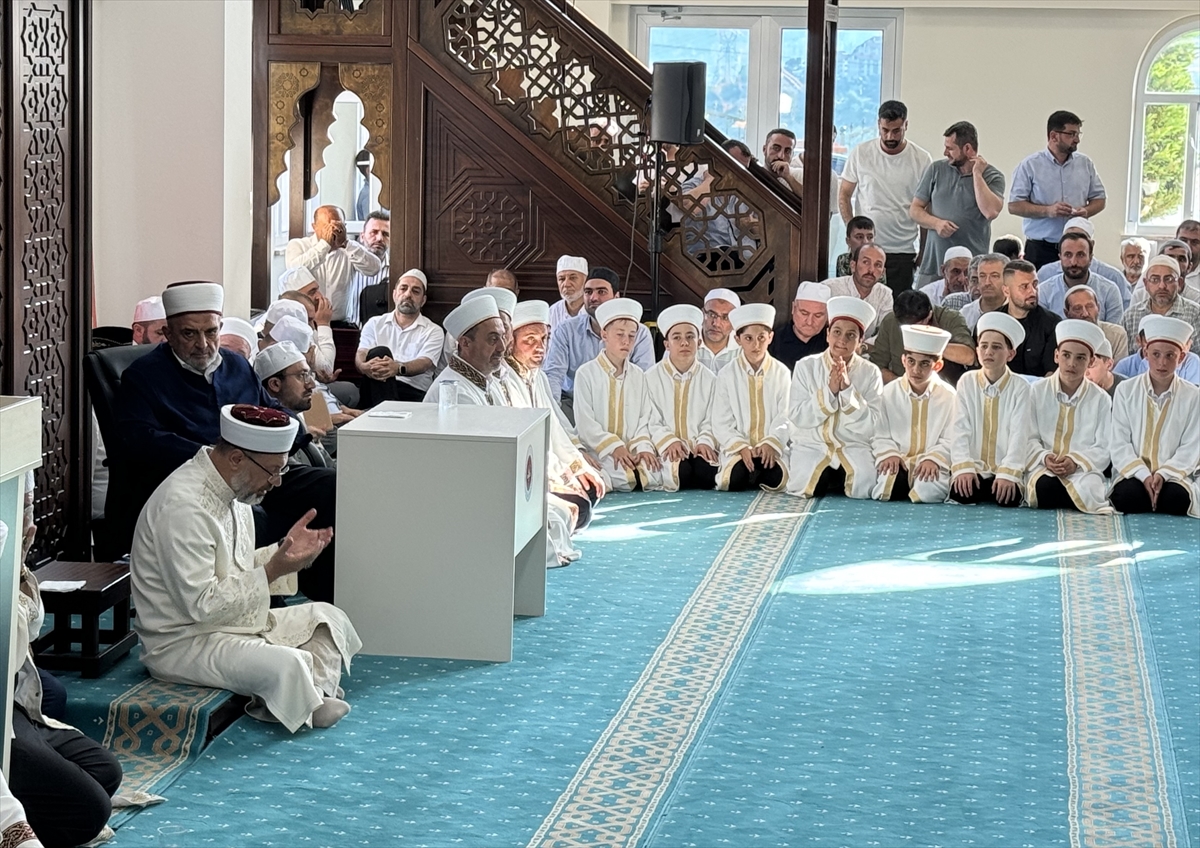 Diyanet İşleri Başkanı Ali Erbaş, Kocaeli'nin İzmit ilçesinde düzenlenen hafızlık icazet törenine...